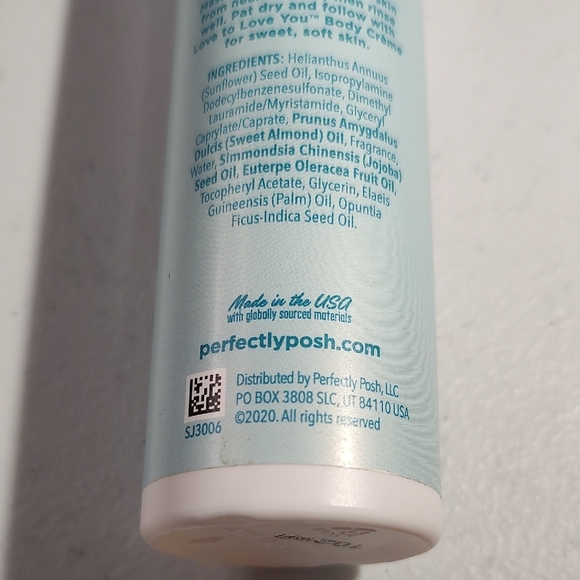 Perfectly Posh Bath & Shower Oil Love To Love You Sweet Almond, Jojoba & Acai - Picture 4 of 8